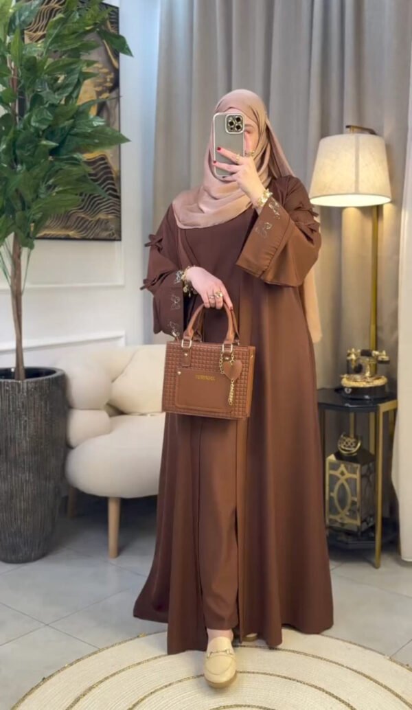 عبايا أنيقة بقَصّة واسعة